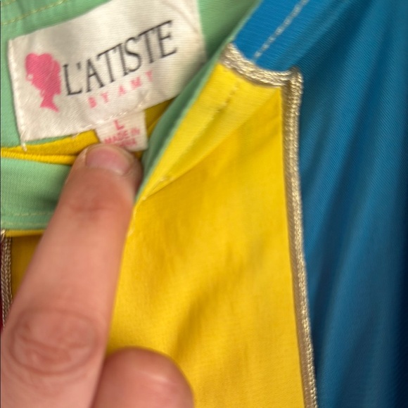 Amazing skirt with front panels cut for movement and flair. Lined - Picture 2 of 8